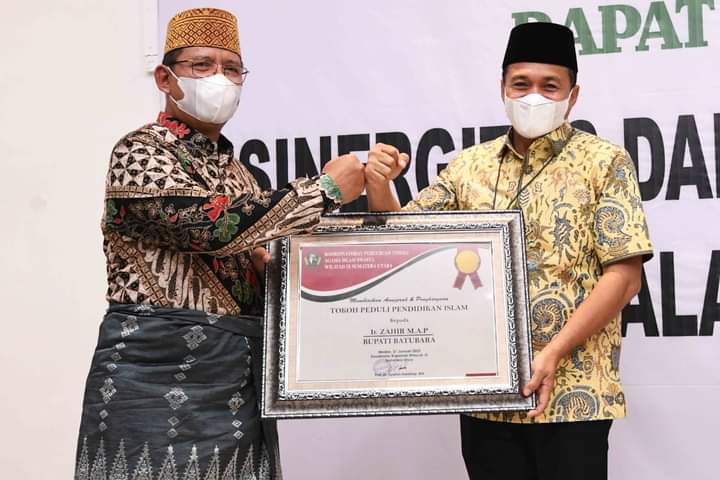 Zahir Mendapatkan Penghargaan Sebagai Tokoh Peduli Pendidikan Islam