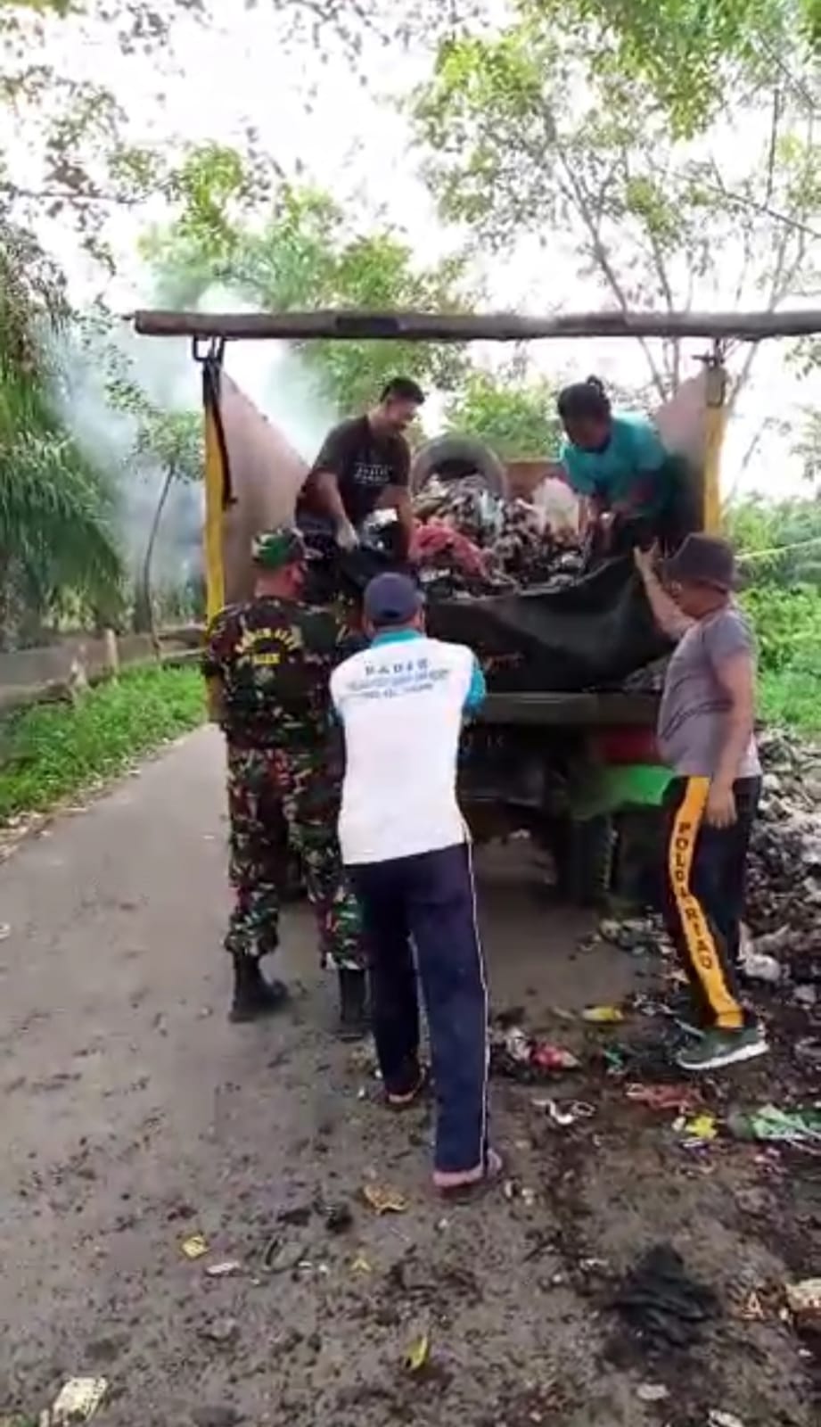 Babinsa Koramil 04/Perawang Sertu Sarju Bersama Masyarakat Gotong Royong