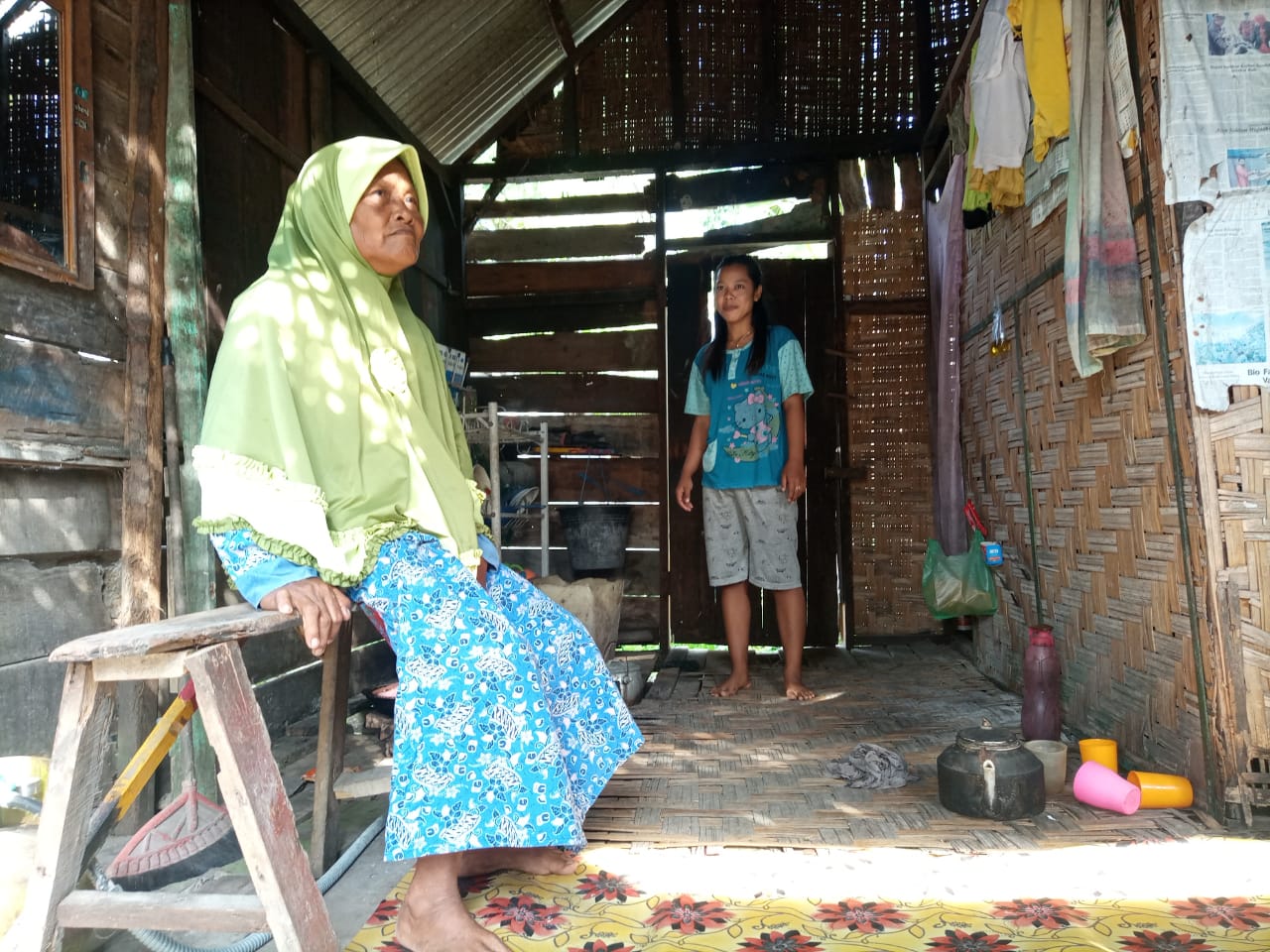 Butuh Perhatian Pemerintah, Parti dan Adiknya Mengupas Kerang Untuk Kebutuhan Hidupnya