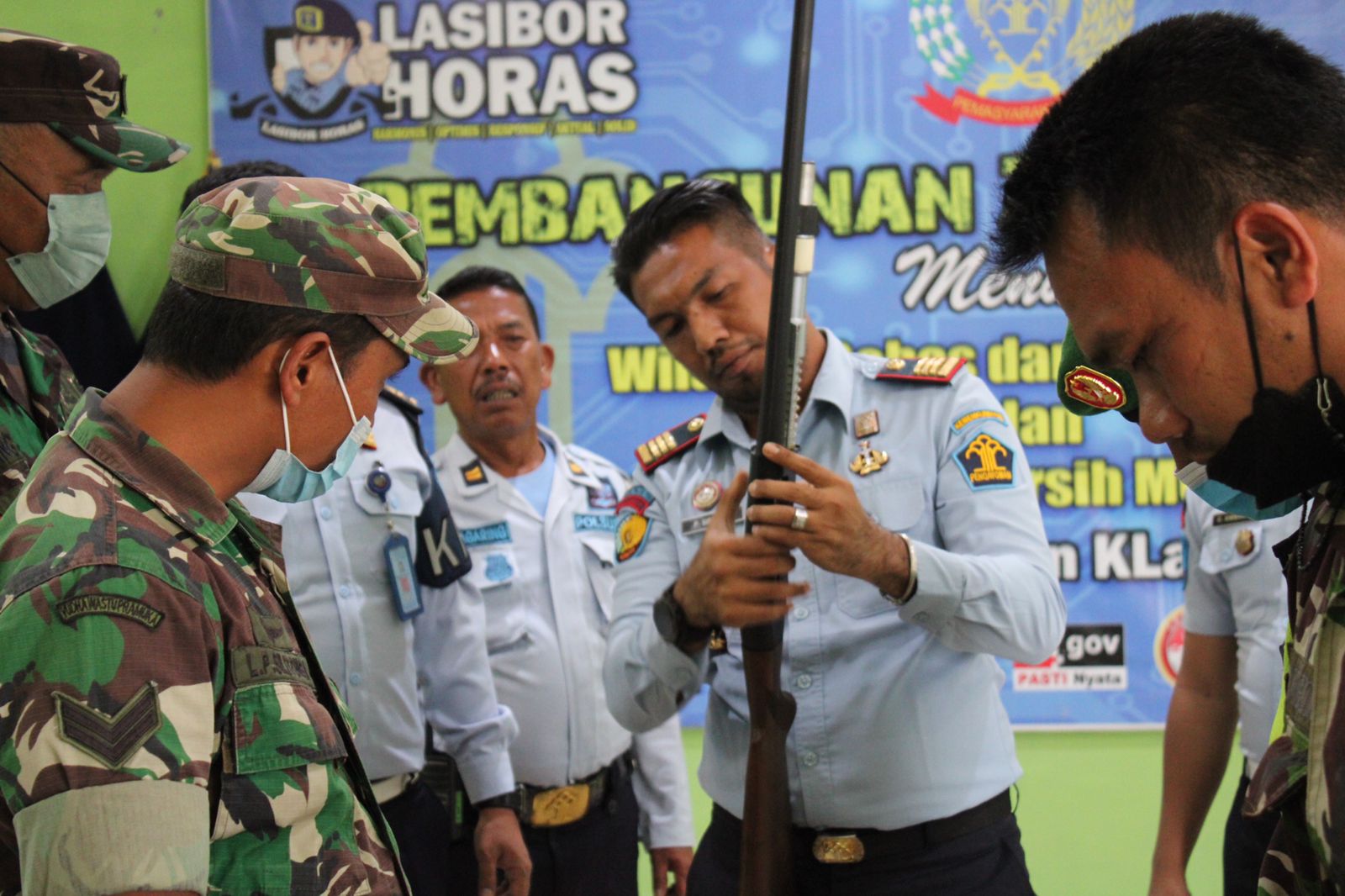 Jaga Kondisi Senjata api, Lapas Siborongborong Bekerja sama dengan Koramil 18 Siborongborong Lakukan Pemeliharaan