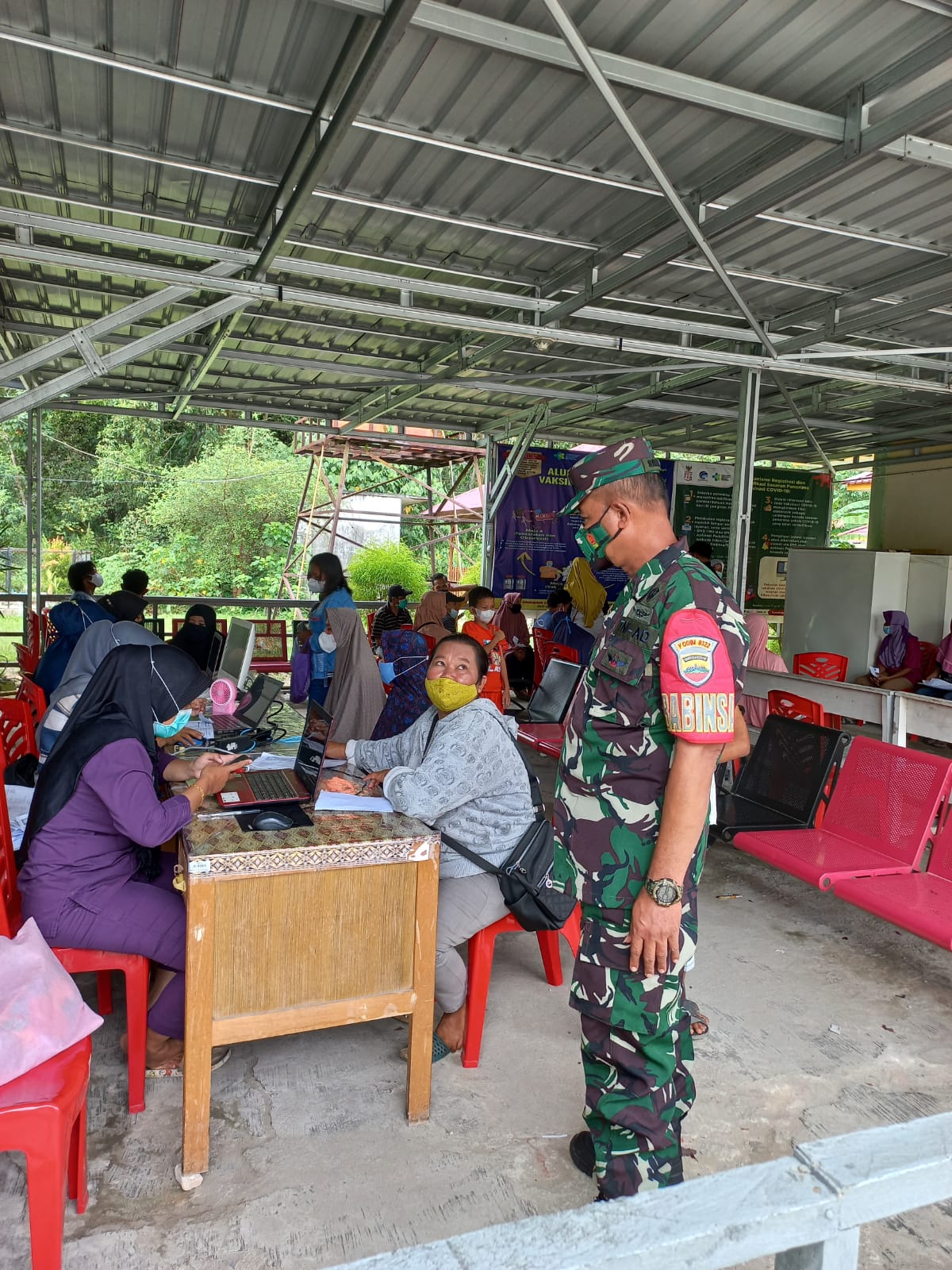 Babinsa Koramil 04/Perawang Dampingi Masyarakat Vaksinasi