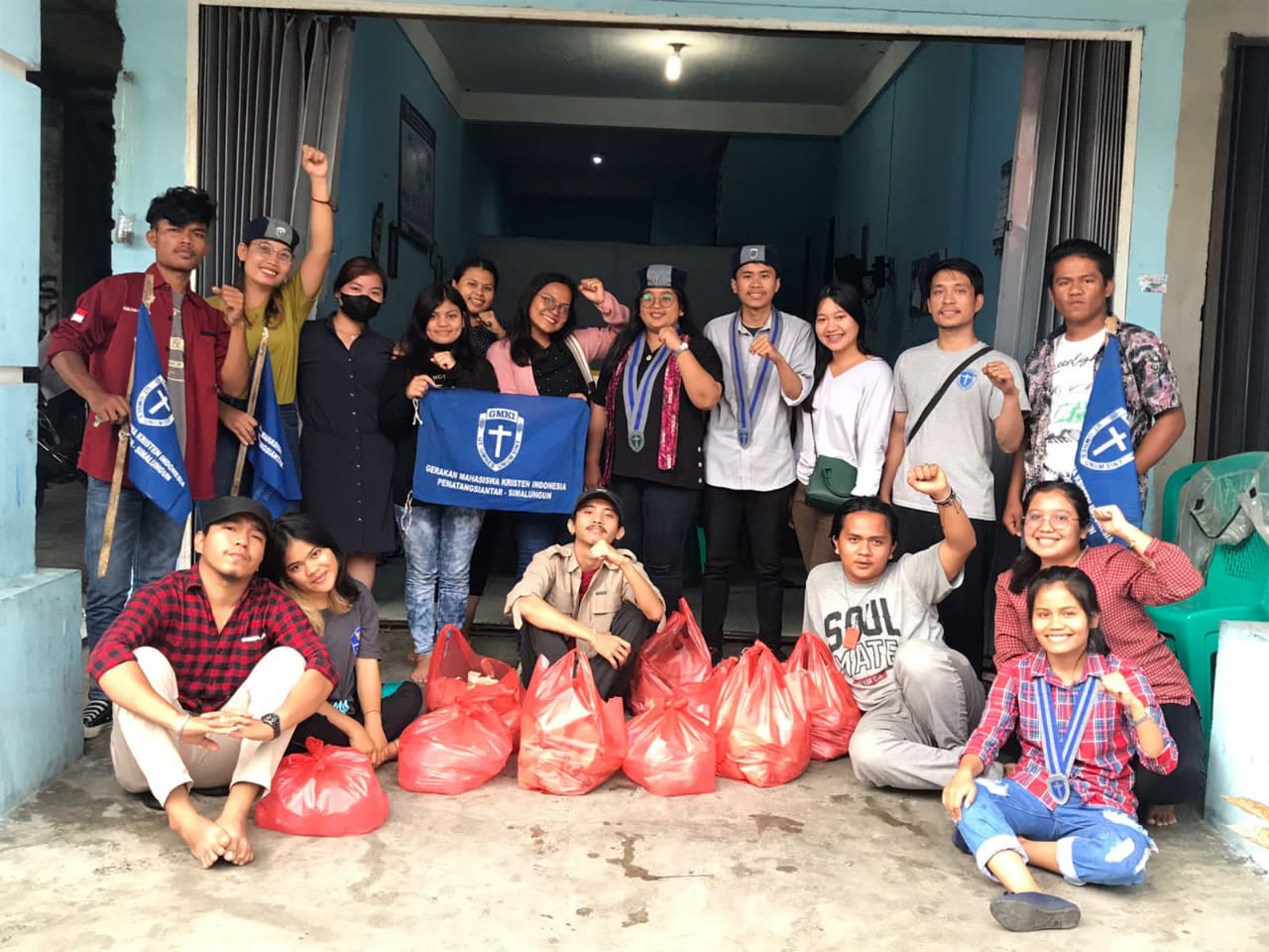 Rayakan Dies Natalis : GMKI PSS berbagi kasih kepada ODGJ dan Juru Parkir