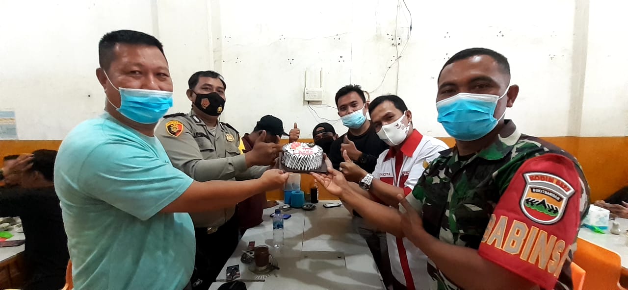 Bhabinkamtibmas Polsek Tualang dan Babinsa Koramil 04/Perawang Rayakan HPN
