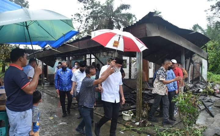 Zahir Bersama Baznas Turun Langsung Berikan Bantuan Perbaikan Sembilan Rumah Paska Terjadinya Kebakaran di Desa Suka Maju