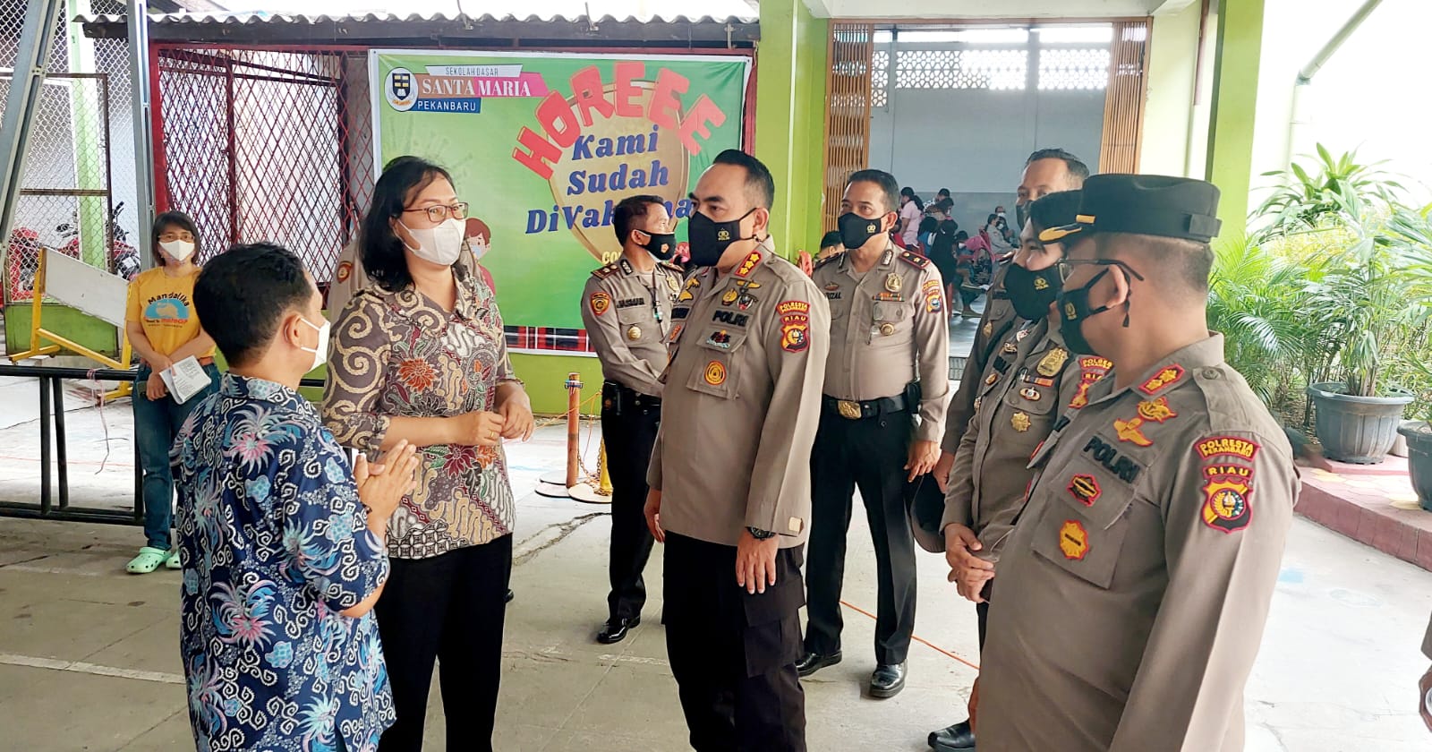 Kapolresta Pekanbaru Tinjau Vaksinasi dan Vicon Dengan Kapolri di SD Santa Maria Pekanbaru
