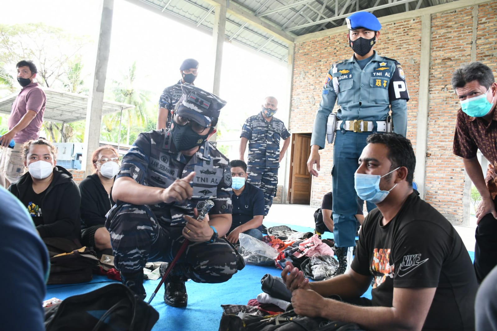 Komandan Pangkalan TNI-AL TBA Konferensi Pers penangkapan PMI Ilegal dan Imigran gelap