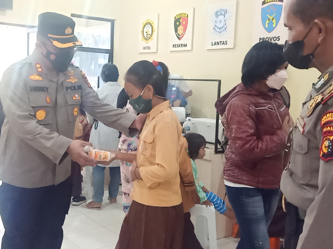 Babinsa Koramil 04/Perawang Dampingi Anak Vaksinasi Di SD Swasta Nusantara
