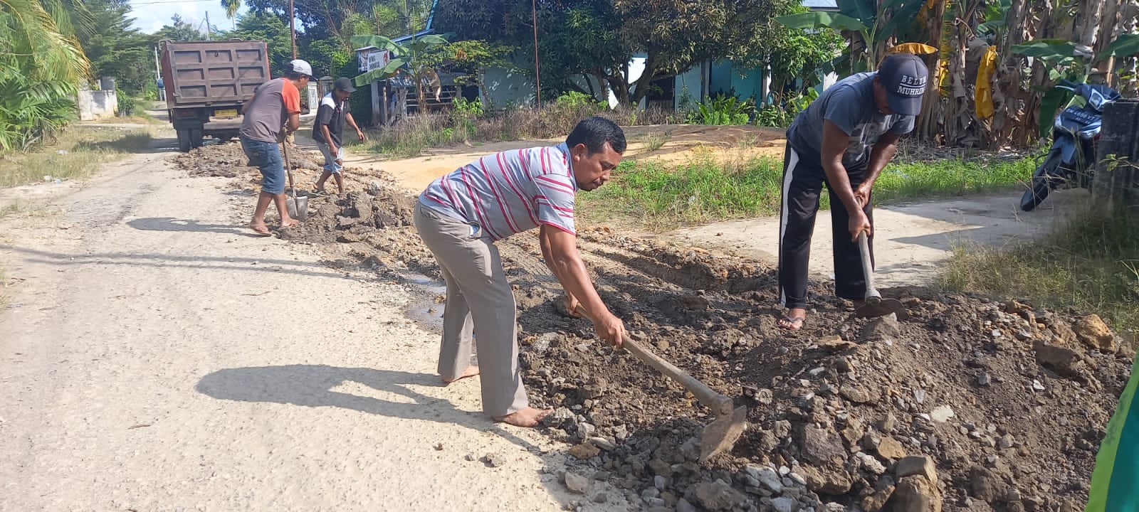 Tingginya Partisipasi Warga, Warga RT02 RW 03 Gerbang Sari Inhu, Goro Swadaya Perbaiki Jalan Rahmat Rusak Parah