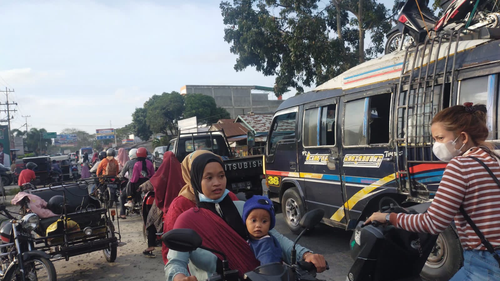 Jalinsum Depan Pasar Lelo Macet, Pengguna Jalan Minta Kapoldasu Dan Gubsu Turun Tangan Atasi