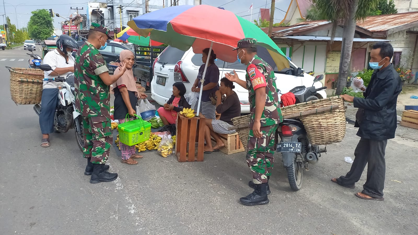 Cegah Melonjaknya Covid-19, Babinsa Koramil 04/Perawang Laksanakan Patroli Prokes