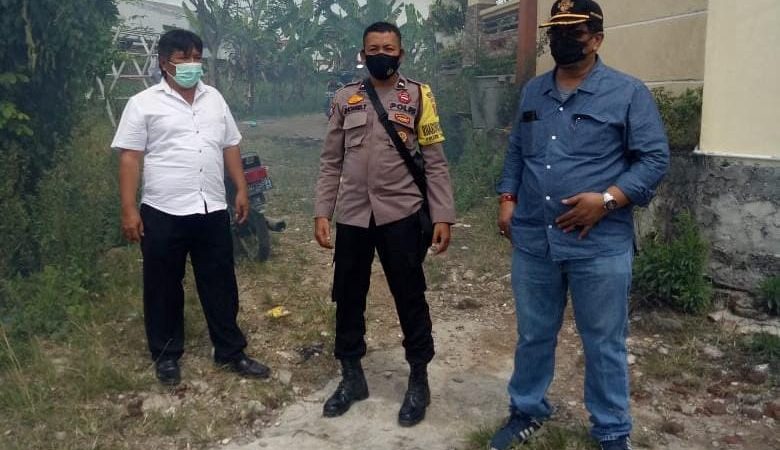 Antisipasi DBD Bhabinkamtibmas Bersama Unsur Pemerintah Kecamatan Tanah Jawa Lakukan Fogging