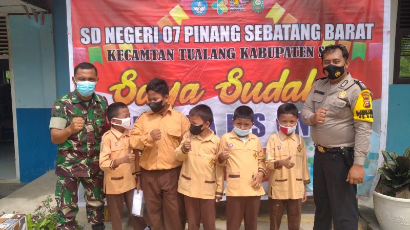 Babinsa Koramil 04/Perawang Sertu TH Hutagalung Dampingi Nakes Vaksinasi