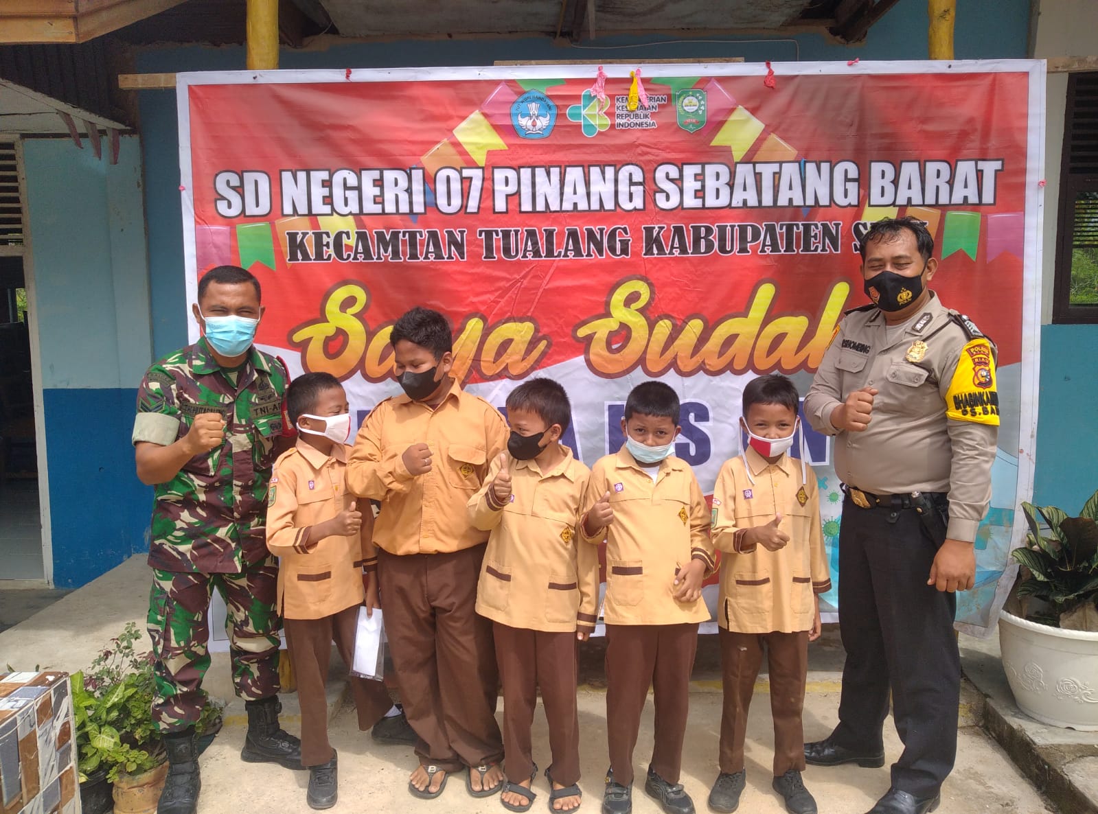 Babinsa Koramil 04/Perawang Sertu TH Hutagalung Dampingi Nakes Vaksinasi