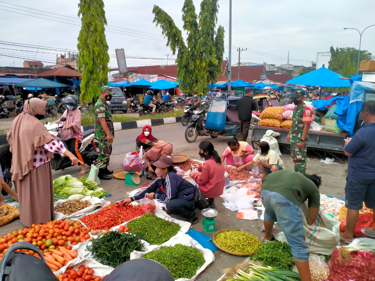 Babinsa Koramil 04/Perawang Minta Masyarakat Disiplin Prokes