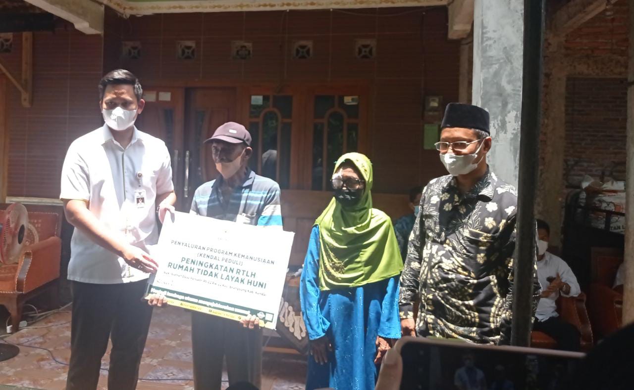 Bupati Dico Bersama Baznas Salurkan Bantuan Program Kemanusian 2 Warga Penjalin