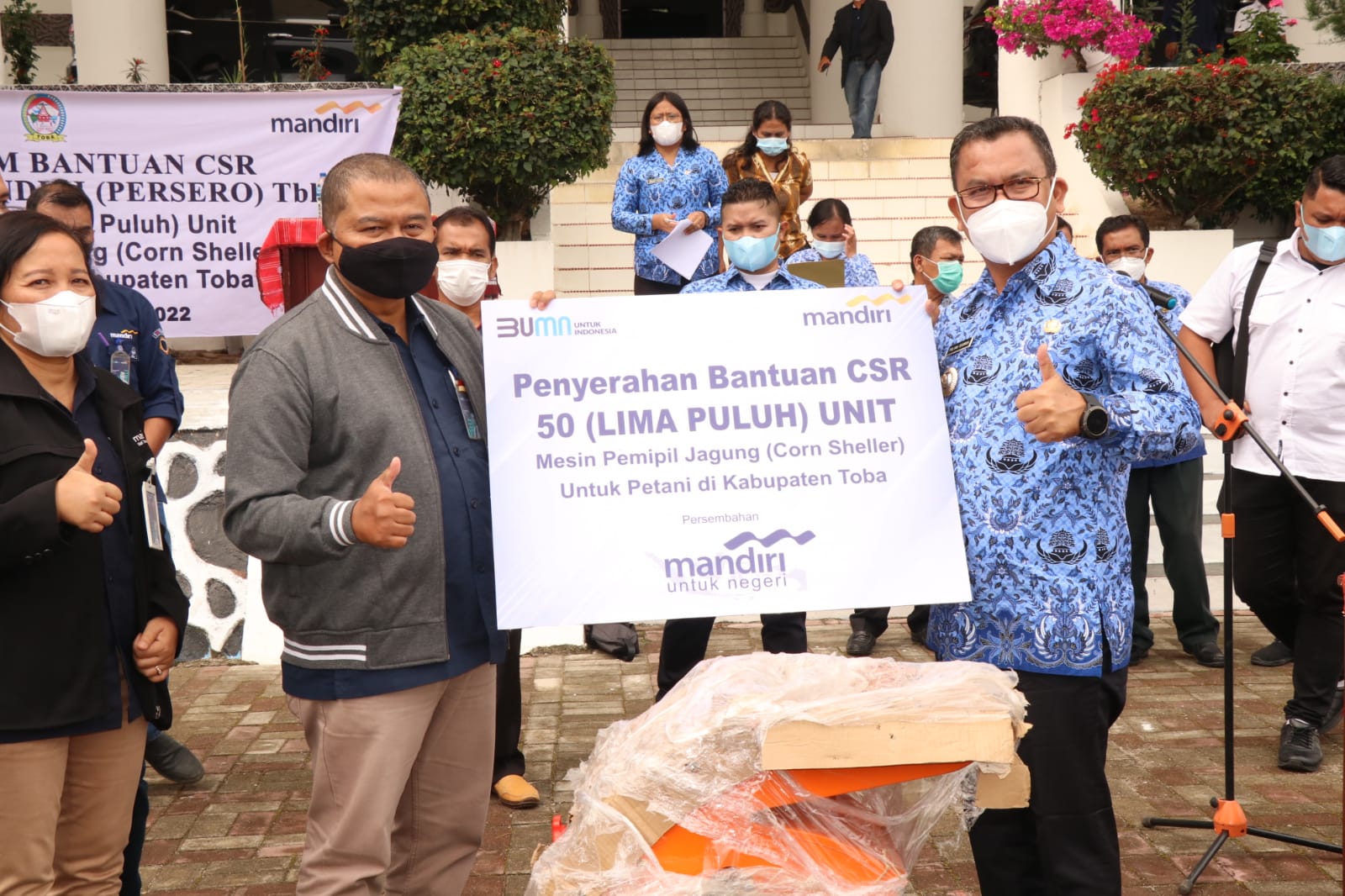 Bupati Toba Salurkan Bantuan Pemipil Jagung (Corn Sheller) Dari CSR PT Bank Mandiri.Tbk Kepada Kepala Desa di 16 Kecamatan 