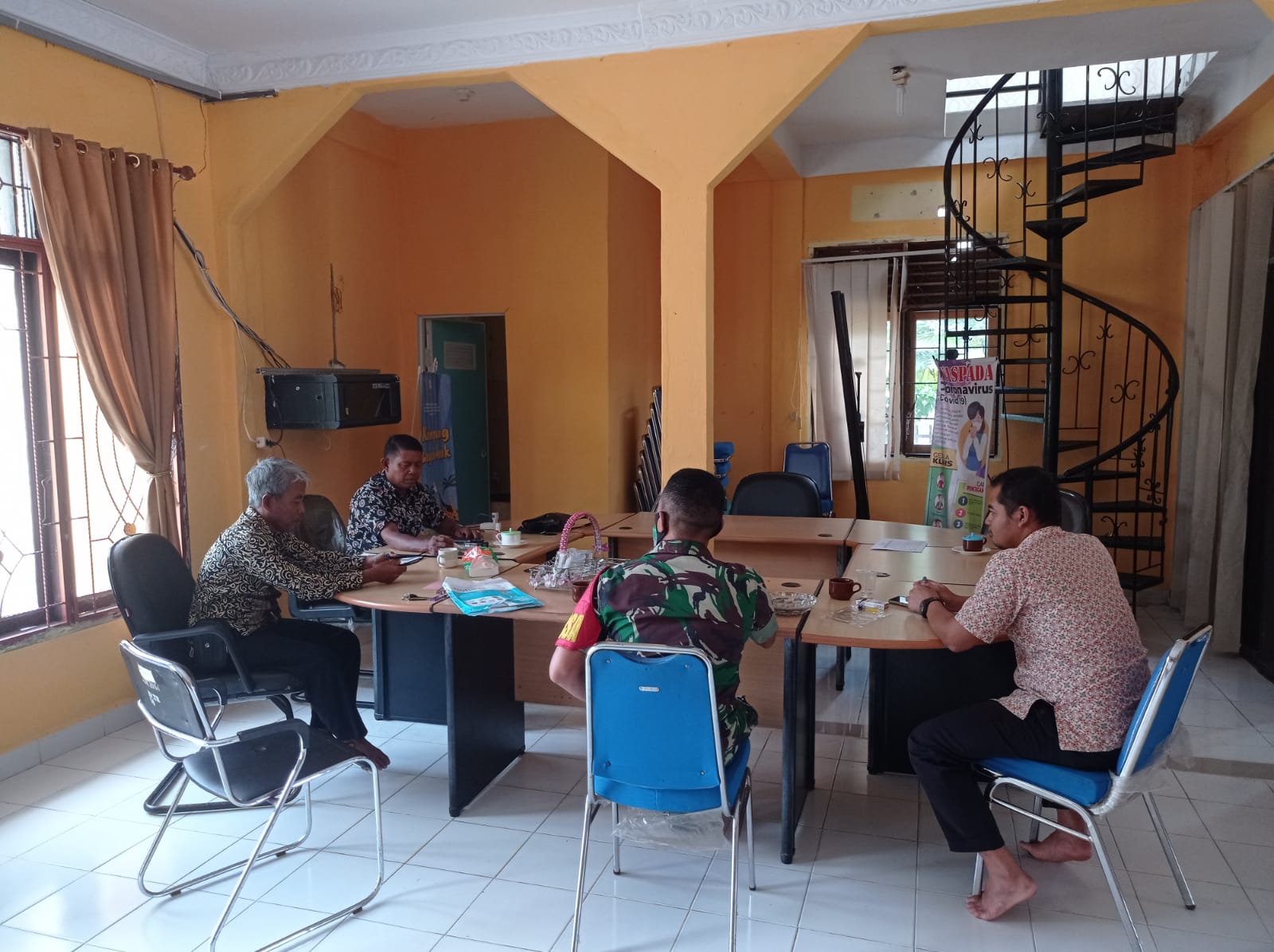 Babinsa Koramil 04/Perawang Kopda L Sigalingging Sampaikan Imbauan Jaga Kebersihan Dan Kesehatan