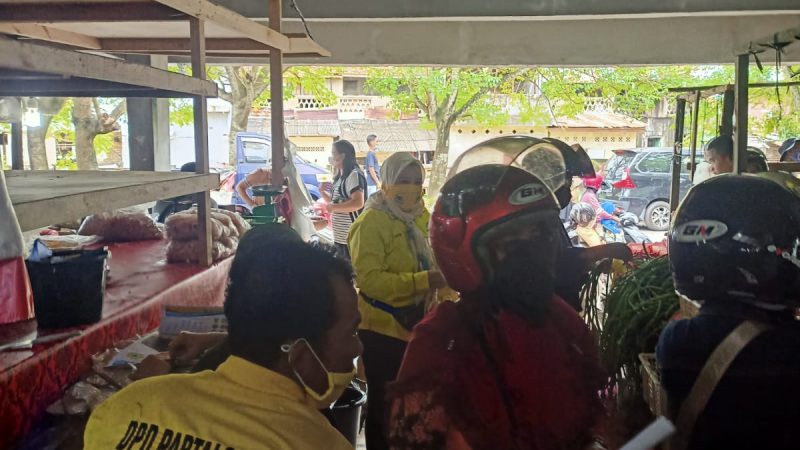 DPD Golkar Bangka Barat Adakan Bakti Sosial Bagi-Bagi Masker Kepada Pengunjung Di Pasar Muntok