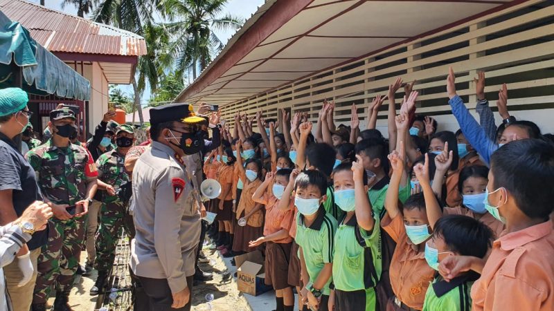 Vaksinasi Pelajar Pulau Nias, Kapolda Sumut : Anak-Anak Kita Harus Sehat dan Kuat