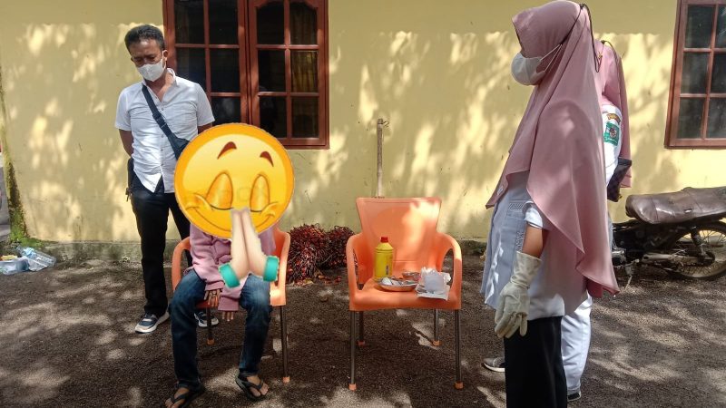 “Polri Peduli”, Kapolsek Bangun Bagikan Nasi Bungkus dan Swab Anak-Anak Komunitas Jalanan