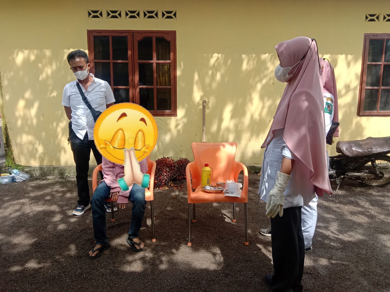 “Polri Peduli”, Kapolsek Bangun Bagikan Nasi Bungkus dan Swab Anak-Anak Komunitas Jalanan