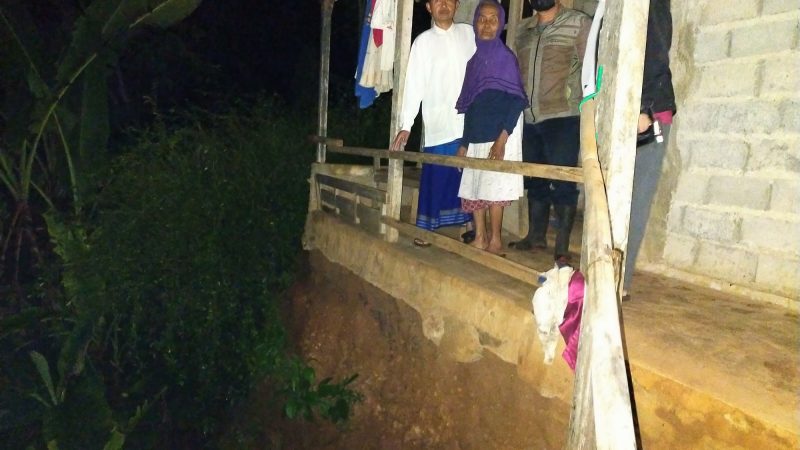Diguyur Hujan 4 Jam, Teras Rumah Warga di Desa Mojoagung Amblas Terbawa Longsor
