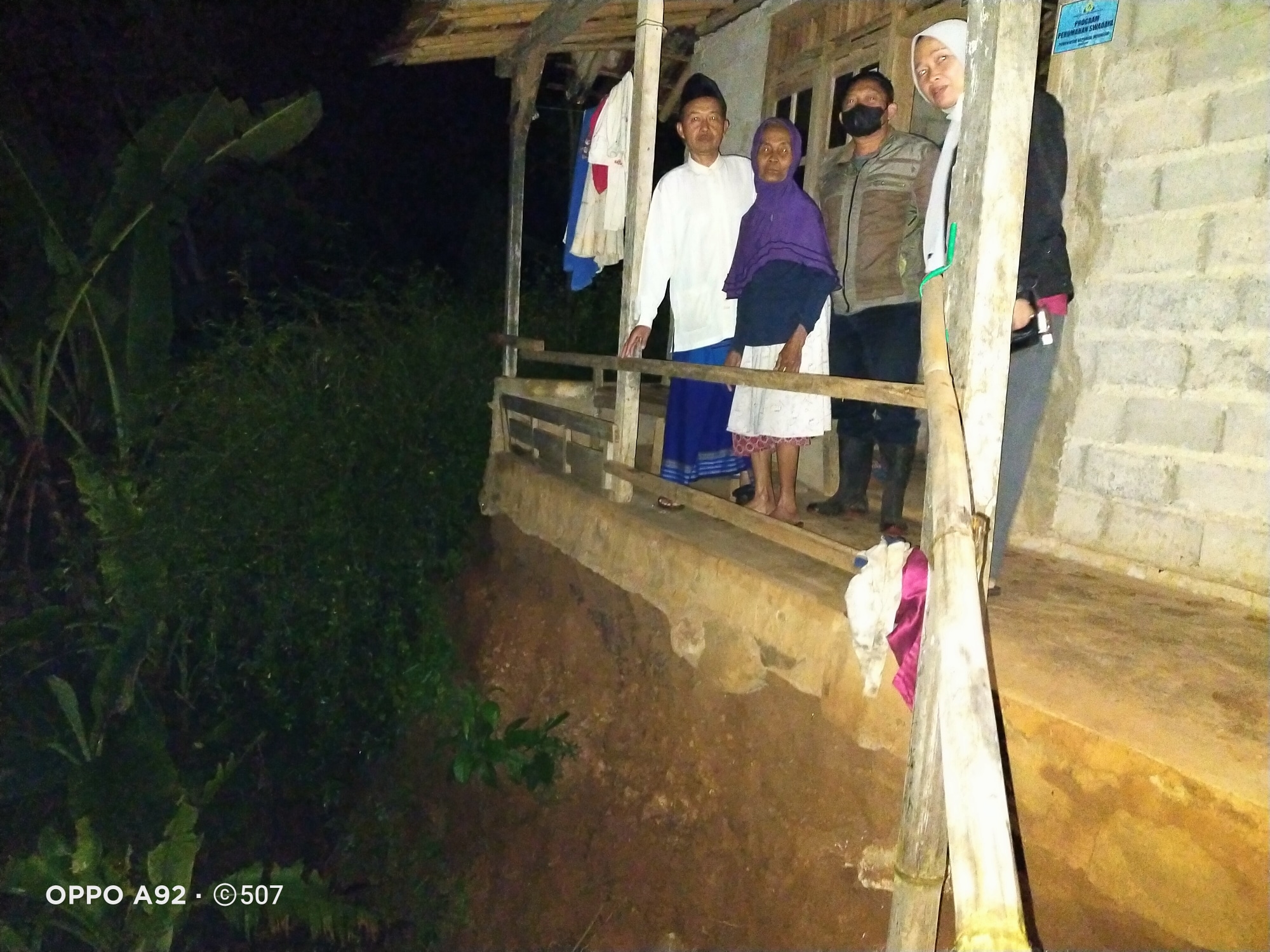 Diguyur Hujan 4 Jam, Teras Rumah Warga di Desa Mojoagung Amblas Terbawa Longsor