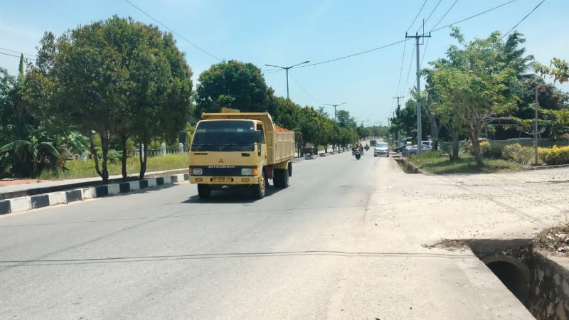 Dampak Penimbunan Lahan Perumahan Poros Residence, Pengguna Jalan Merasa Tidak Nyaman Berkendara
