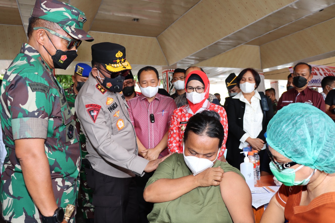 Tinjau Gebyar Vaksinasi Lanjutan Booster di Siantar, Kapoldasu dan Pangdam I/BB Lakukan Kunjungan Kerja Didampingi Kapolres Pematangsiantar
