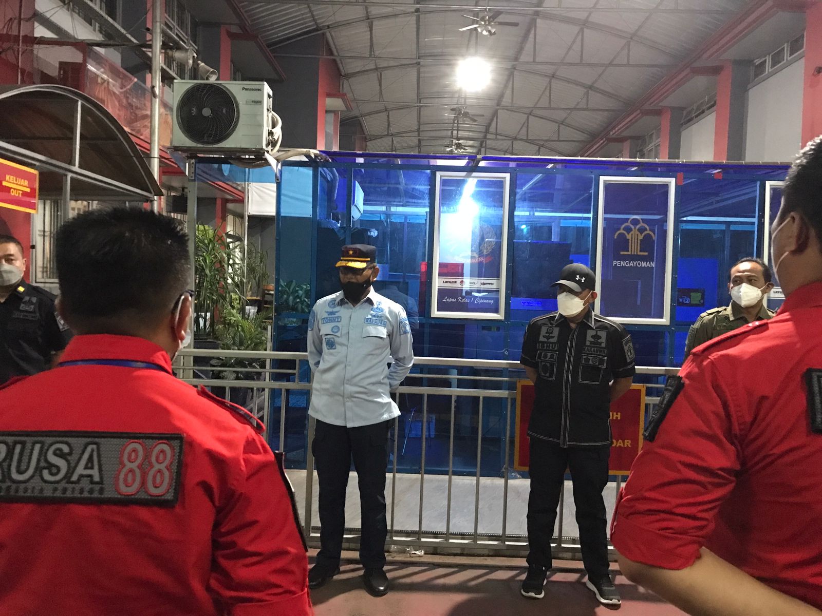 Tim Satopspatnal Kanwil Kemenkumham DKI Jakarta beserta Tim Gabungan UPT Pemasyarakatan DKI Jakarta Melakukan Razia di Lapas Kelas I Cipinang.