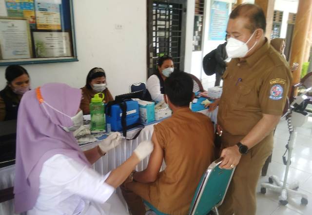 Pejabat Publik di Pantai Labu Suntik Booster
