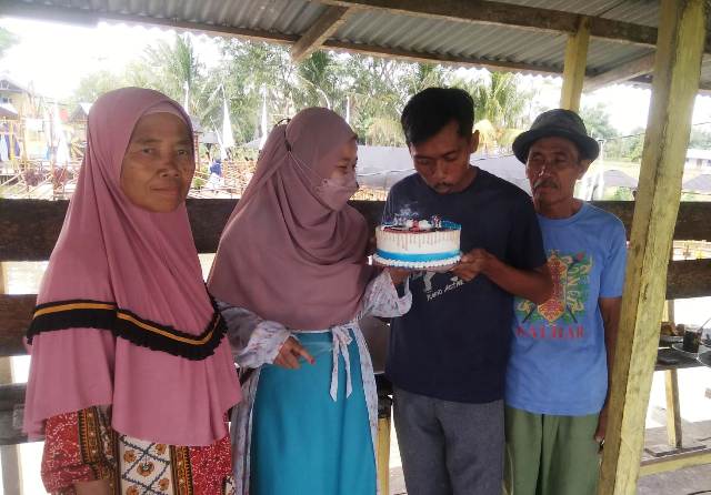 Pemilik Pondok Wisata Mawar Rezeki Dapat Kado Ultah