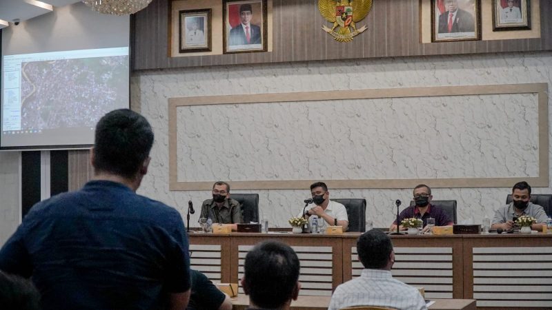Pimpin Rapat Sikapi Banjir Medan, Bobby Nasution : Utamakan Keselamatan Warga, Lakukan Evakuasi, Siapkan Posko, Makanan & Obat