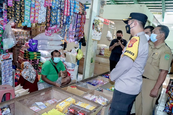 AKBP Arwin Amrih Wientama Cek Ketersediaan Minyak Goreng di Beberapa Toko Ritel dan Pasar