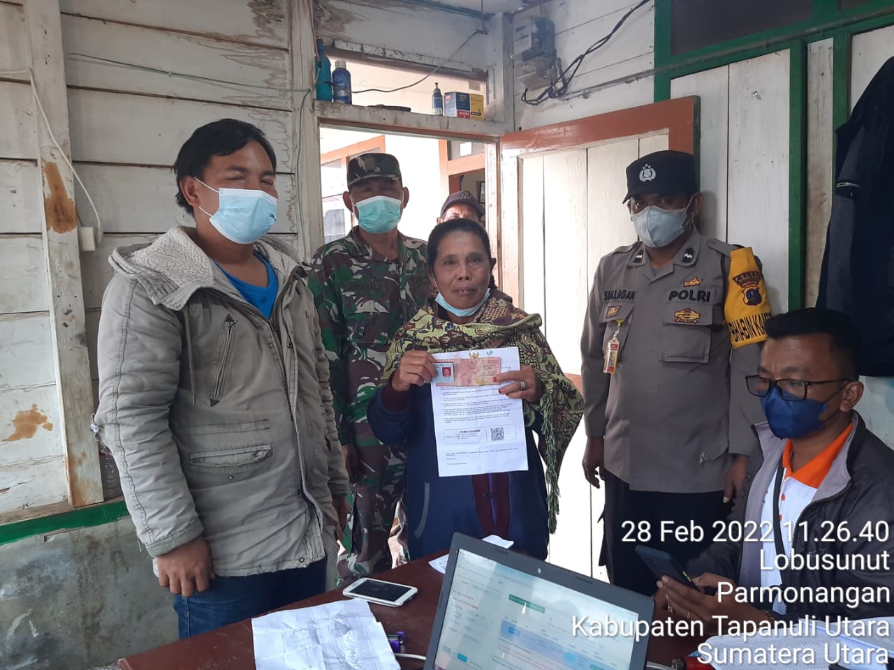 Babinsa Koramil 08/ Parmonangan Monitor Penyaluran Bantuan BPNT Di Dua Desa