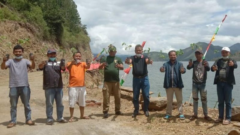 Wakil Ketua DPRD Samosir, Berikan Berbagai Bibit Pohon