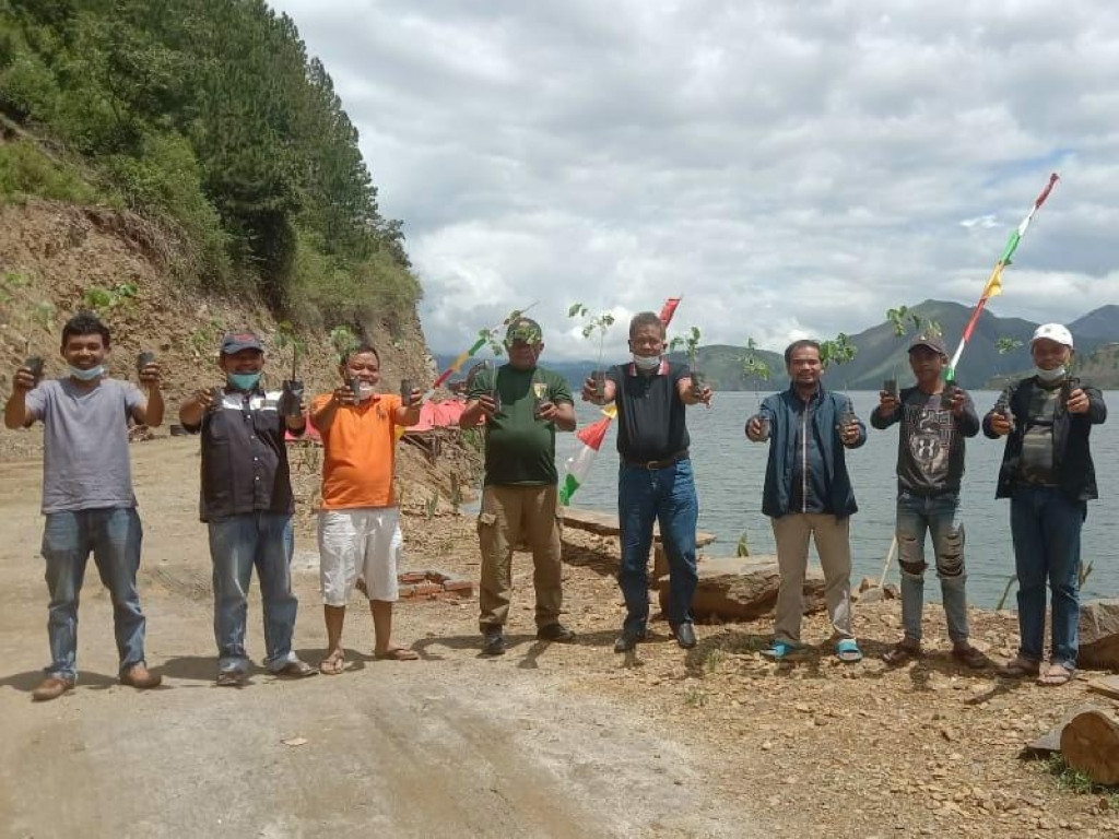 Wakil Ketua DPRD Samosir, Berikan Berbagai Bibit Pohon