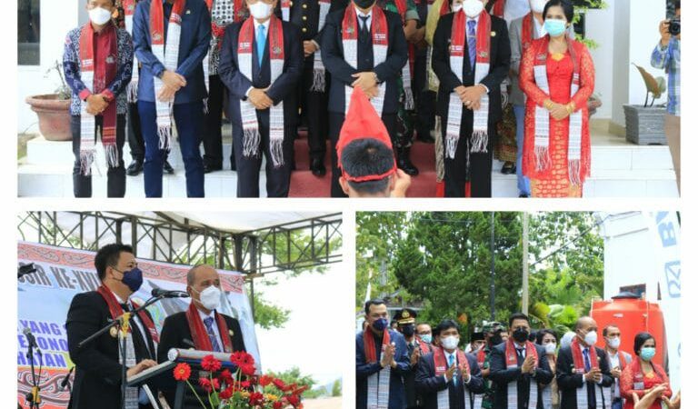 Sambut HUT Kabupaten Samosir, Bupati Bagikan Kartu BPJS