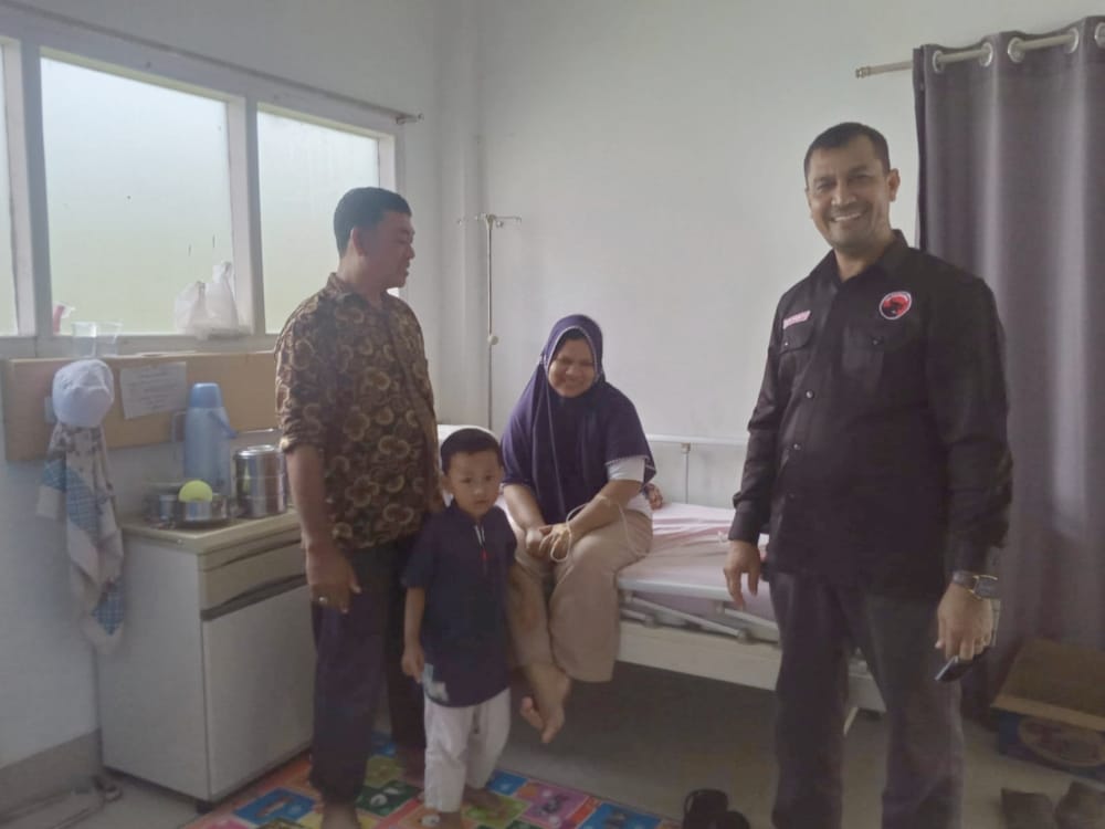 Sofyanto Balon Walikota Langsa Kunjungi Istri Wartawan Yang Sedang Sakit