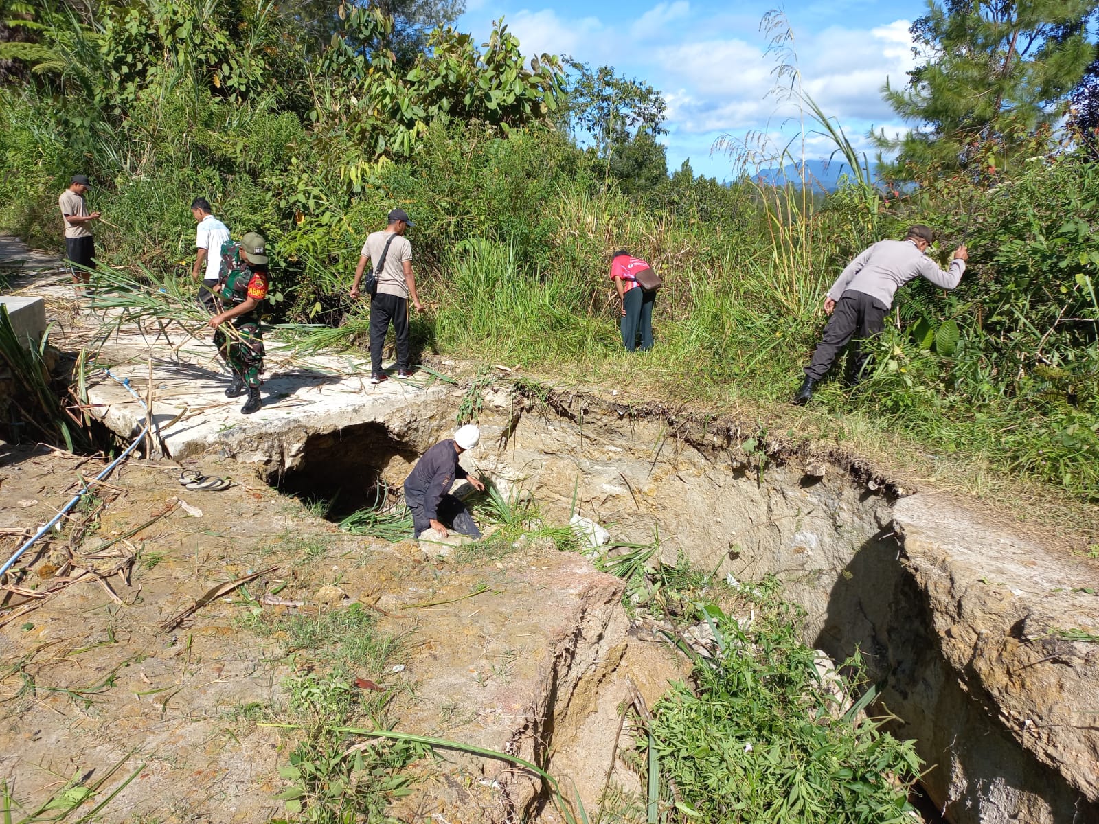 Babinsa Koramil 08/Parmonangan Gerakkan Masyarakat Giat Gotong Royong