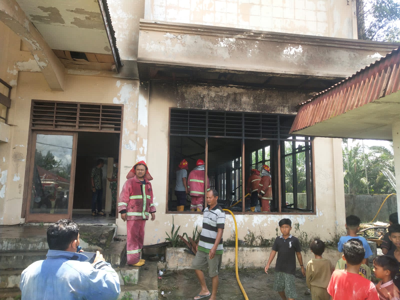Polsek Bangun Turun Olah TKP Kebakaran Gedung BLK Disnaker Pemprovsu