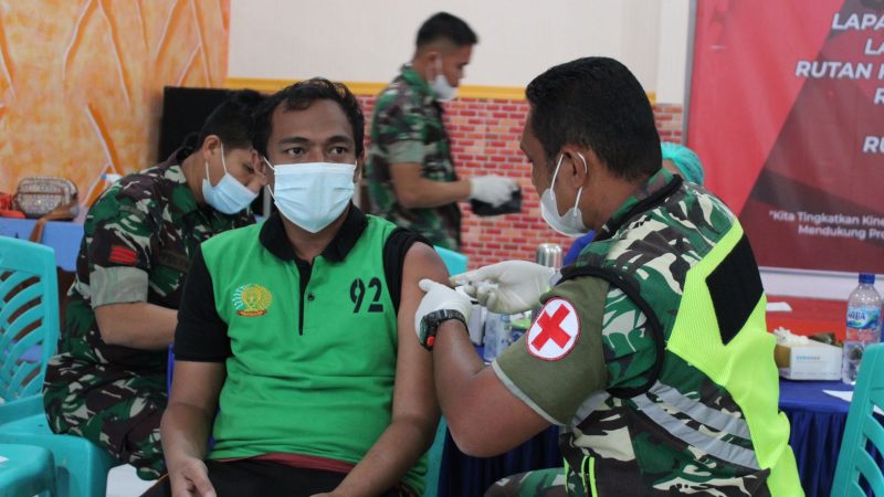 Ratusan Warga Binaan Lapas Siborongborong Kanwilkumham Sumut Kembali Terima Vaksin Booster Dari Kodim 0210 Tapanuli Utara