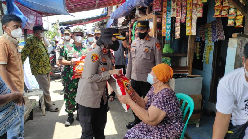 Polsek Tambora Bersama Tiga Pilar Tambora Jakbar Memberikan Sembako di Banjir Kanal Barat (BKB)