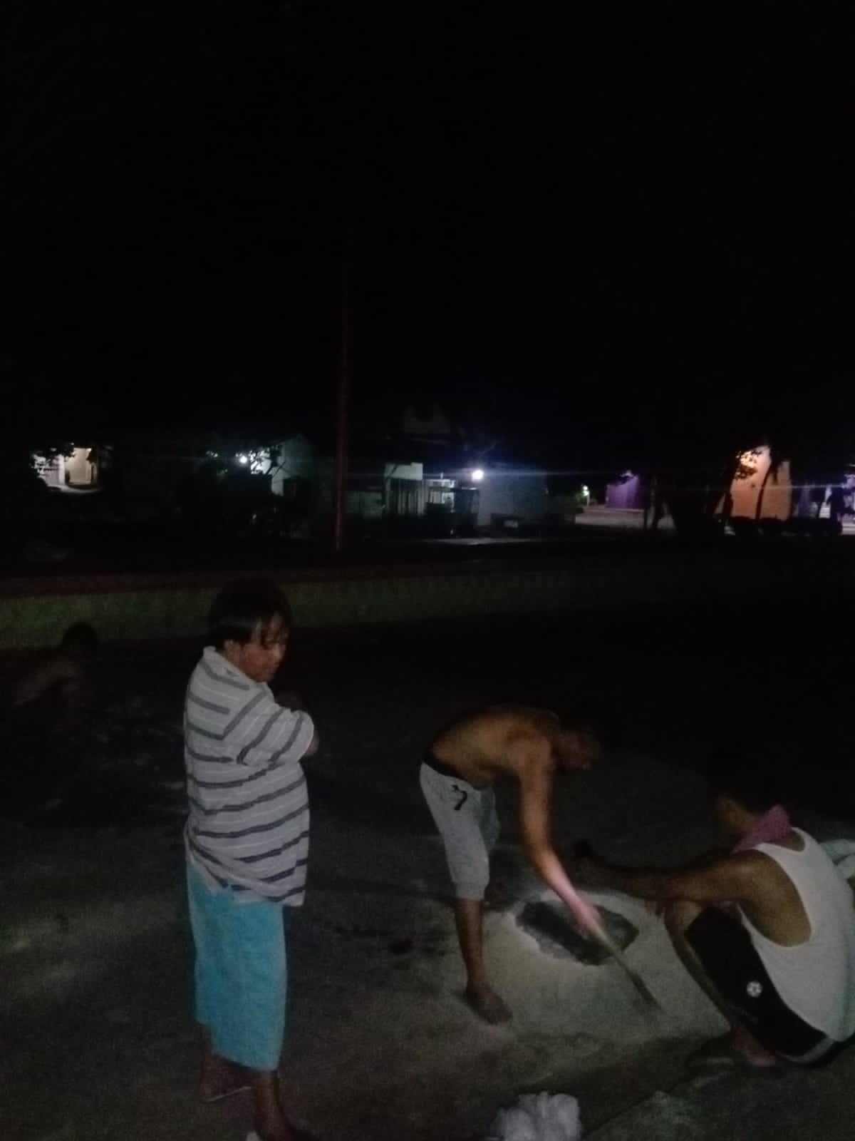 Warga Menggala Selatan Terpaksa Banting Setir Menjadi Tukang Semen Dadakan