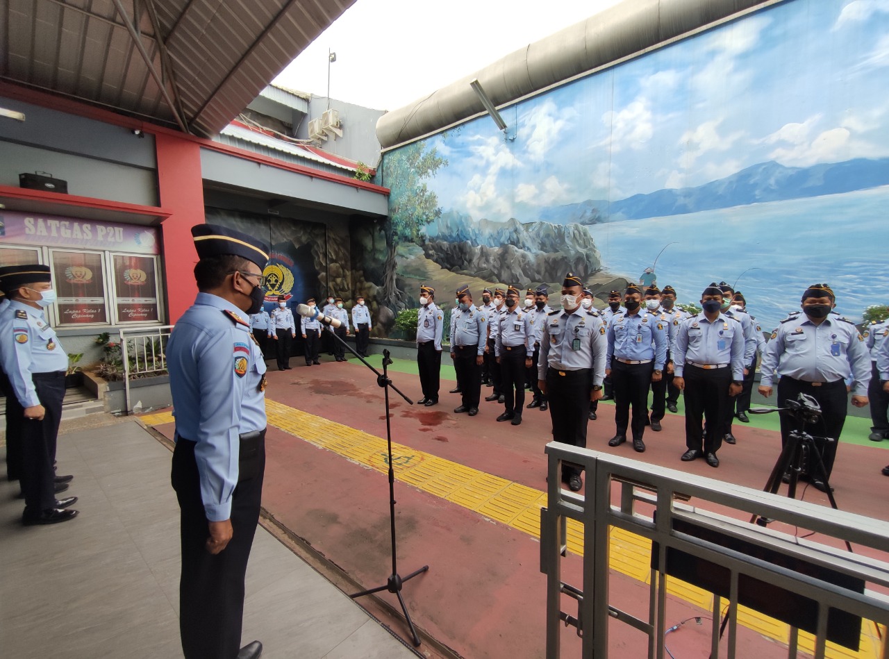 Pimpin Apel Pagi, Ka. Lapas Kelas I Cipinang Kanwil Kemenkumham DKI Jakarta Berikan Semangat dan Tegaskan Jajaran Taat Prokes