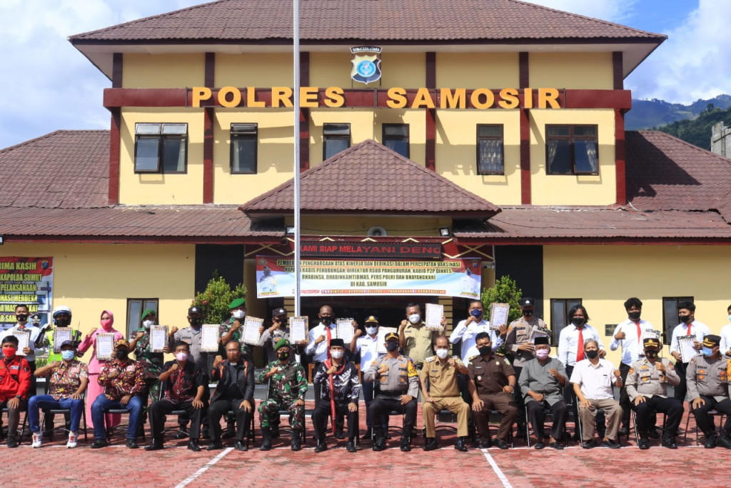 Wabup Samosir Sampaikan Penghargaan Kategori Percepatan Capaian Vaksinasi