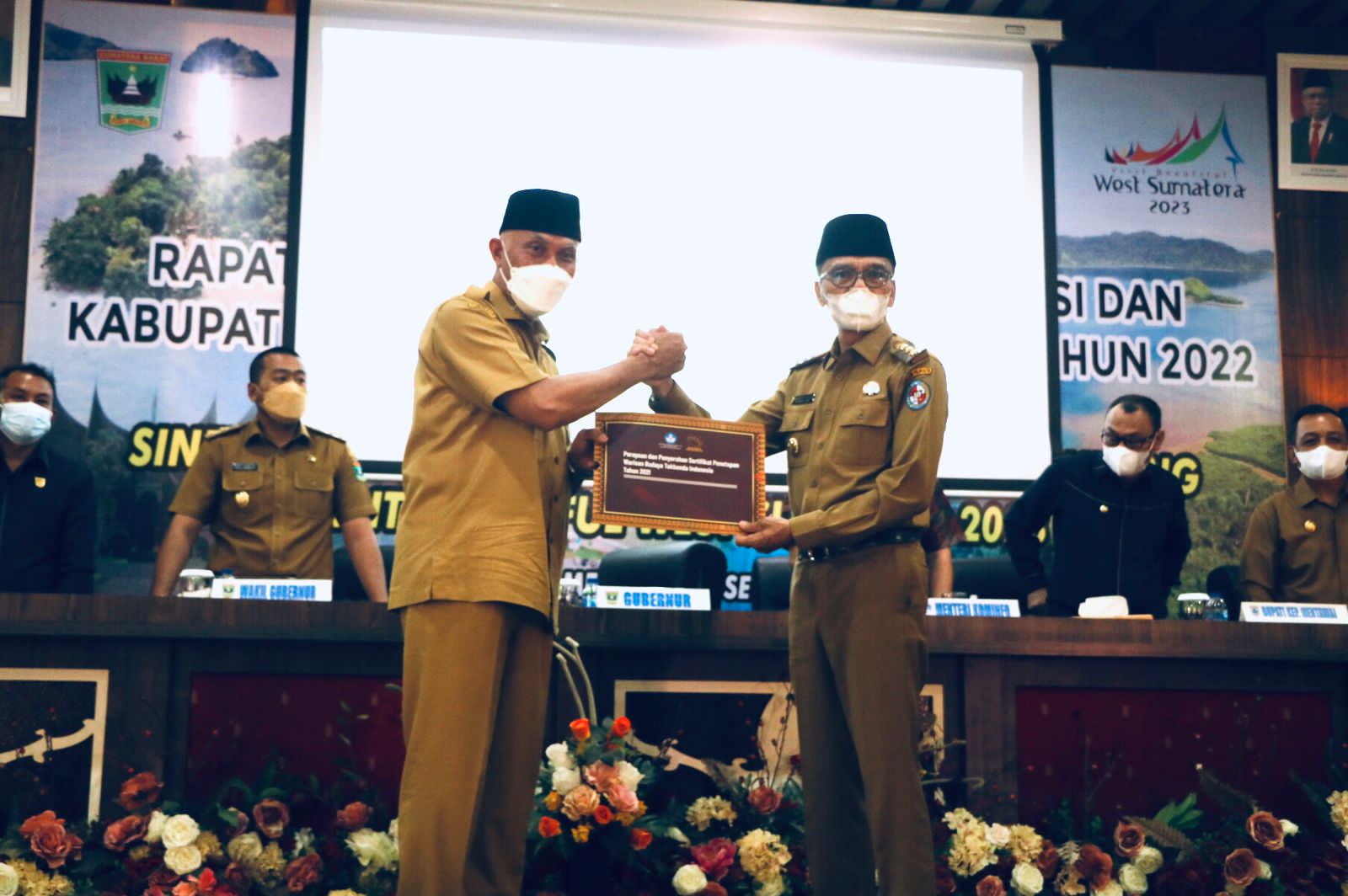 Bupati Terima Sertifikat Warisan Budaya Tak Benda Indonesia Untuk Tenunan Kubang