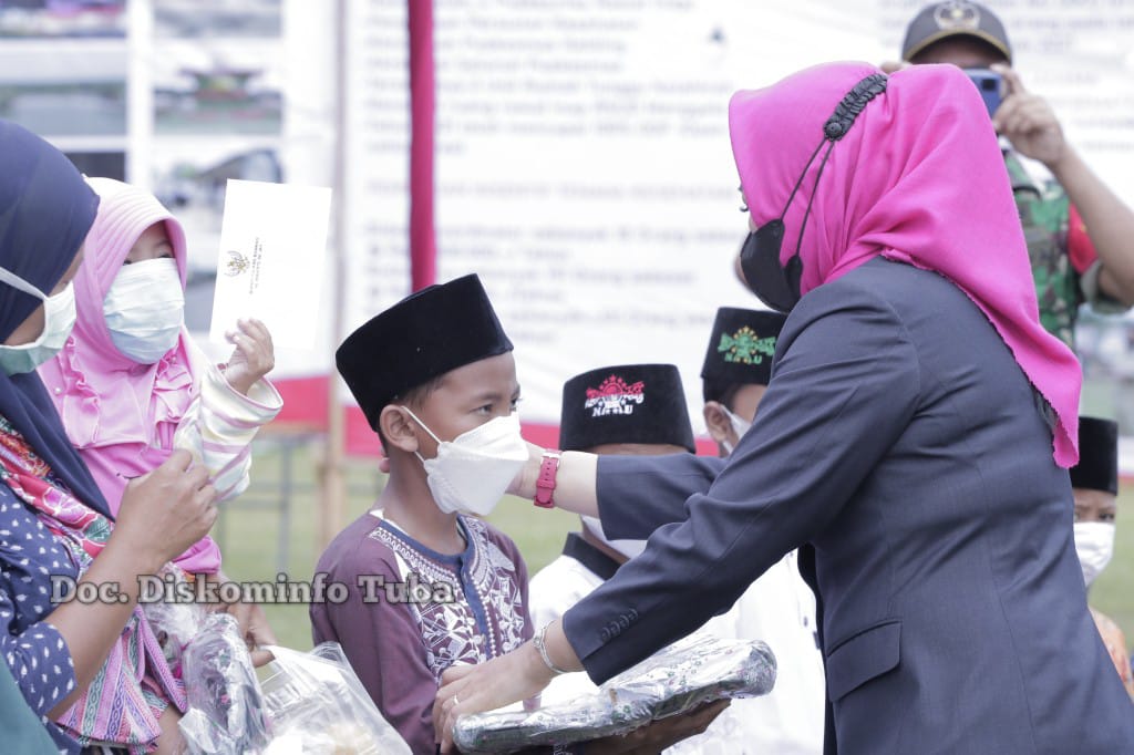 Bupati Winarti Berikan 6 Unit motor Dan 25 Juta Untuk Tempat Ibadah Dan Bantuan Sembako Di Kec. Penawar Rama