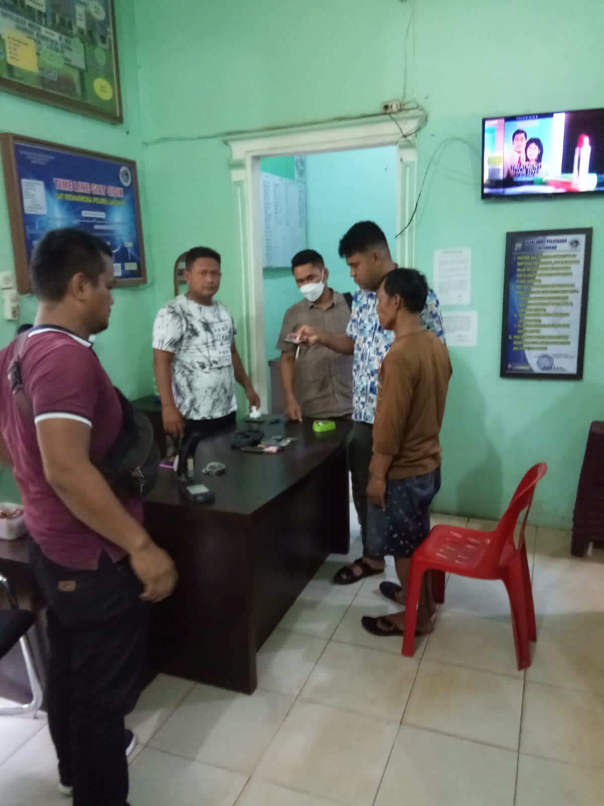Sedang Duduk Menunggu Pelanggan WW alias Ateng (48) Diamankan Unit reskrim Polsek Stabat