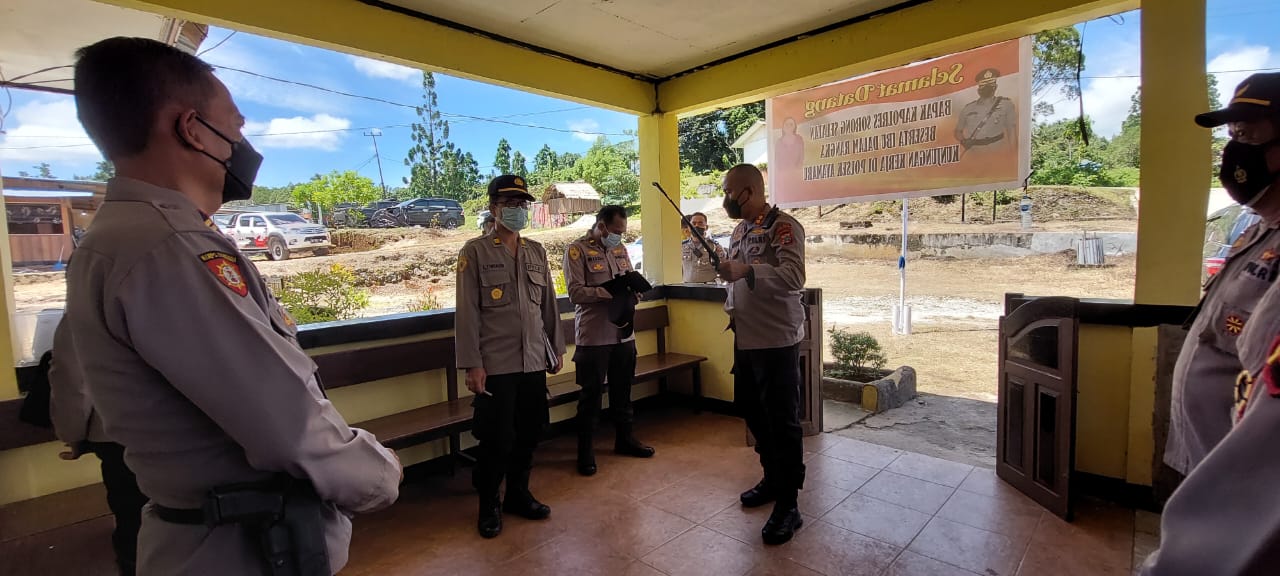 Kapolres Sorong Selatan Bersama Ketua Bhayangkari Cabang Sorong Selatan Kunjungan Kerja ke Polsek Ayamaru